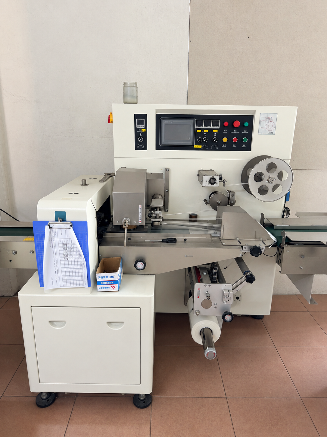 Horizontal automatic assembly machine